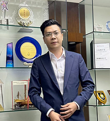 Luke Chen 陳澤賢 辦公室實拍個人相片