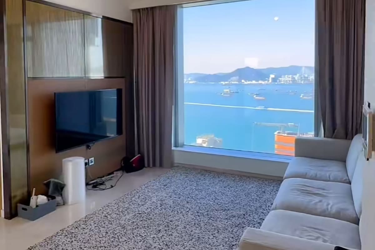 700呎私樓翻新實景：客廳、落地玻璃窗起居空間。