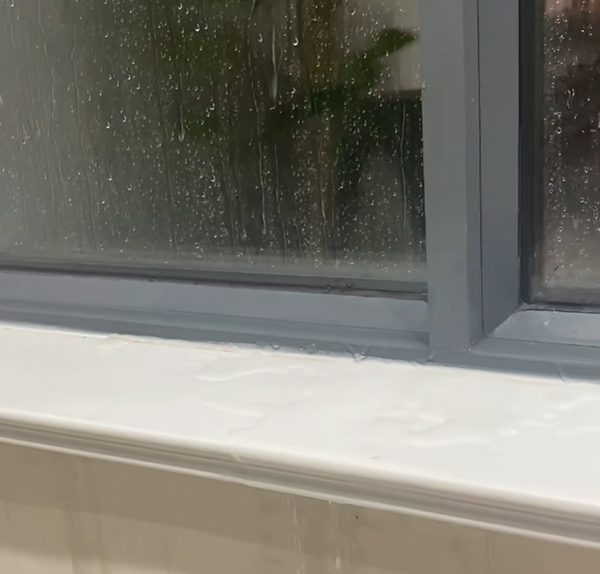 窗邊漏水,呈現雨水沿窗框流入室內。