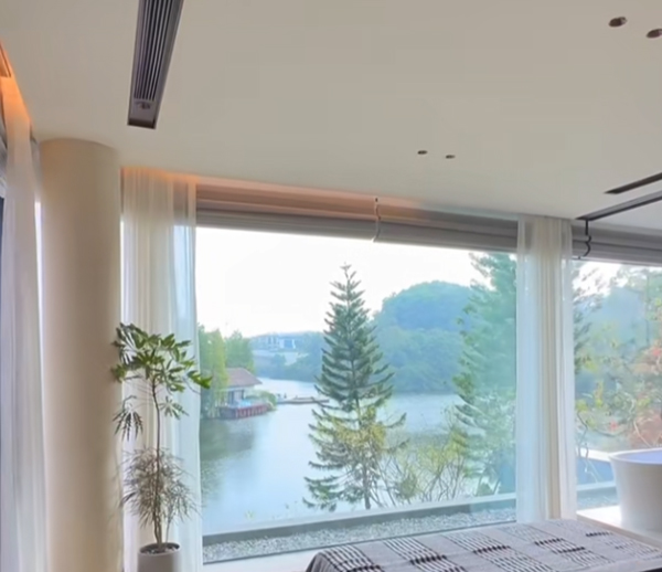 獨立屋主臥景觀窗，拍攝大面積窗景、窗簾配置及室內採光效果
