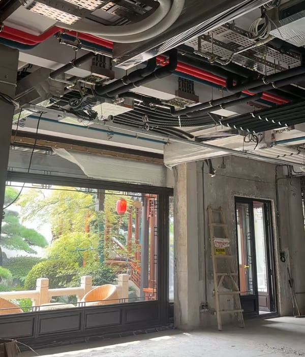 獨立屋施工現場，拍攝機電天花、管線配置及隱蔽工程狀況