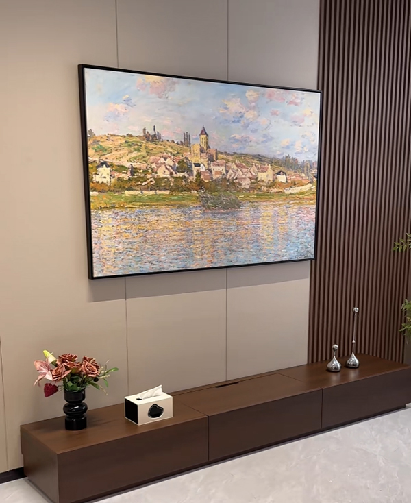 現代電視櫃配圖，畫面可見深色地櫃、牆身分格及木飾面背景。